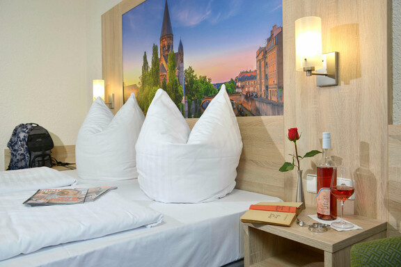 Moselhotel-Burg-Cafe-Alken-Doppelbett